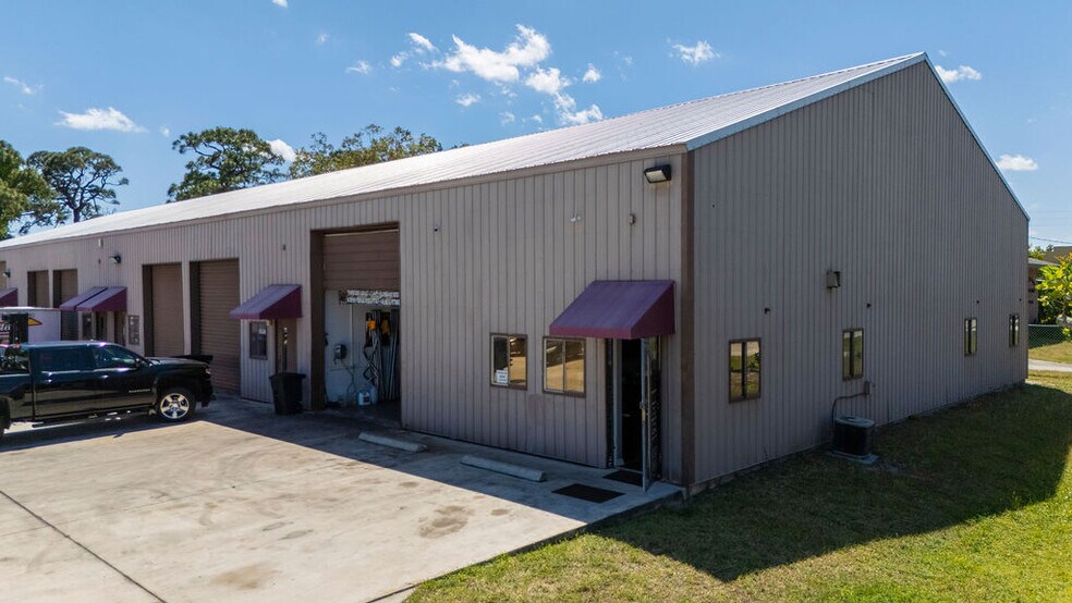 More Photos Of 1556-1578 SE South Niemeyer Cir, Port Saint Lucie Warehouse For Sale