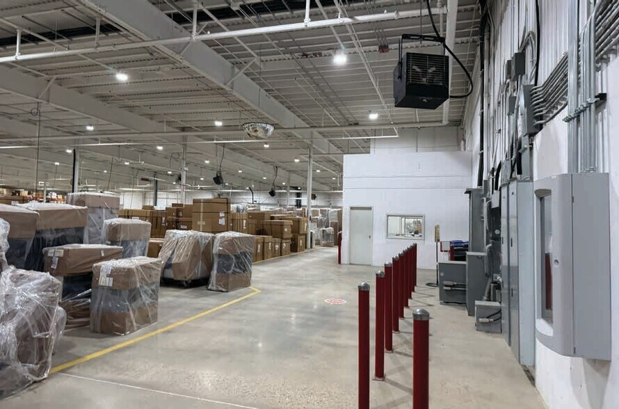 More Photos Of 170 Furniture Park, Winnipeg Distribution For Lease