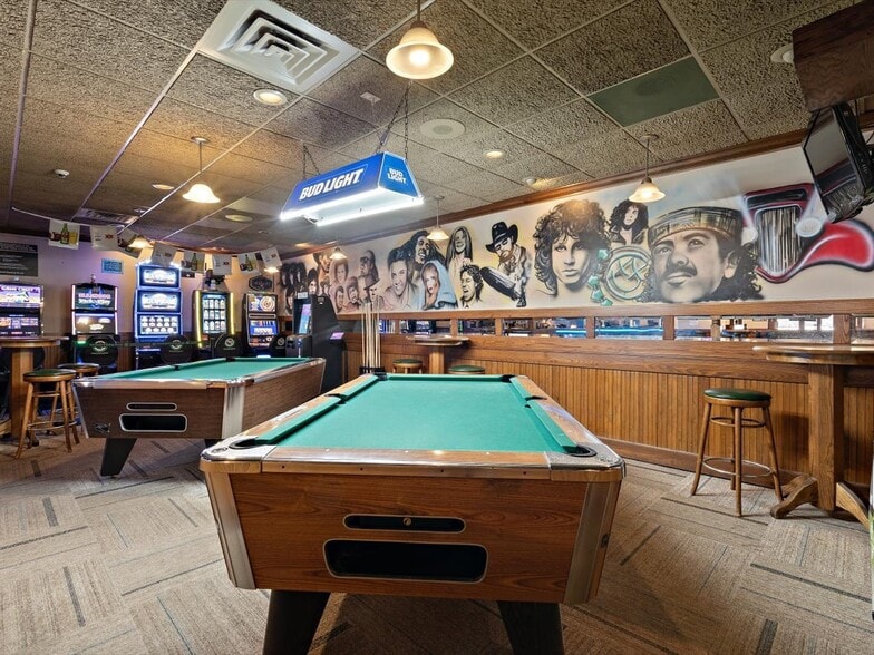 More Photos Of 2105 1st Ave, Rock Falls Hotel For Sale