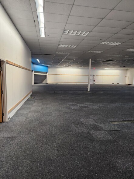 More Photos Of 200 W Northwest Hwy, Palatine Drugstore For Sale