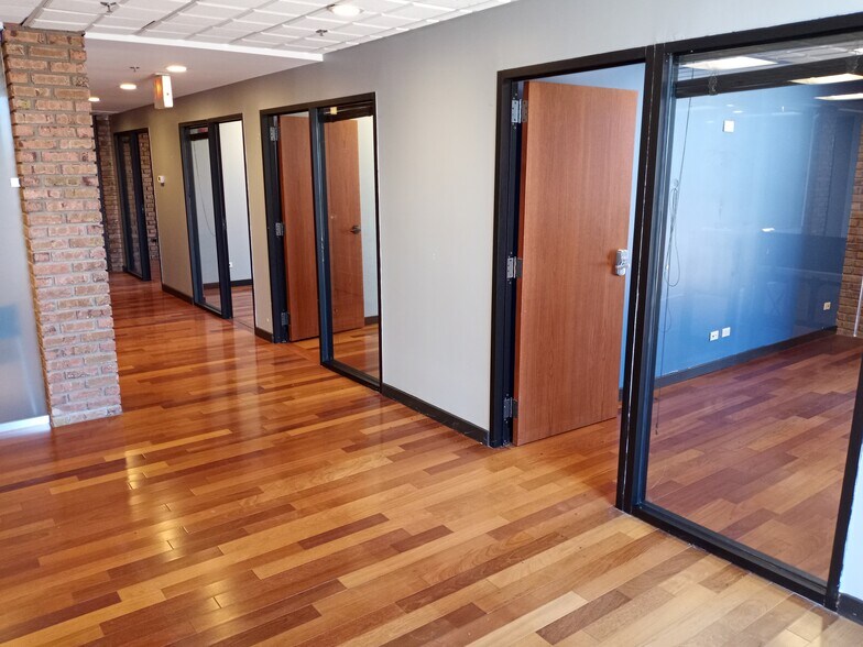 More Photos Of 1240 Meadow Rd, Northbrook Medical For Lease