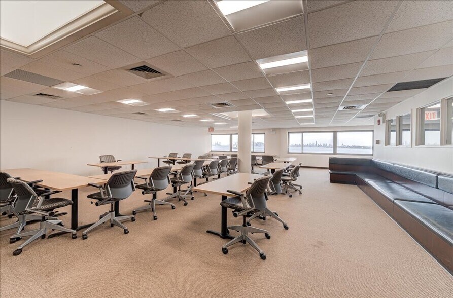 More Photos Of 1 Edgewater St, Staten Island Office For Lease