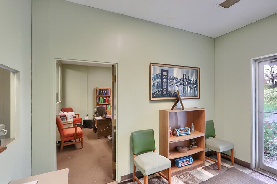 More Photos Of 800 N Water Ave, Sharon Service For Lease