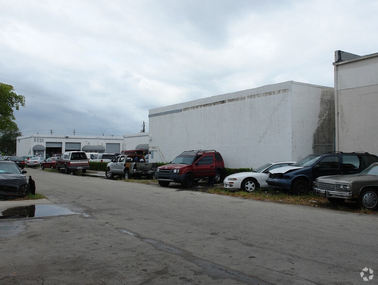 More Photos Of 5721 Funston St, Hollywood Warehouse For Lease