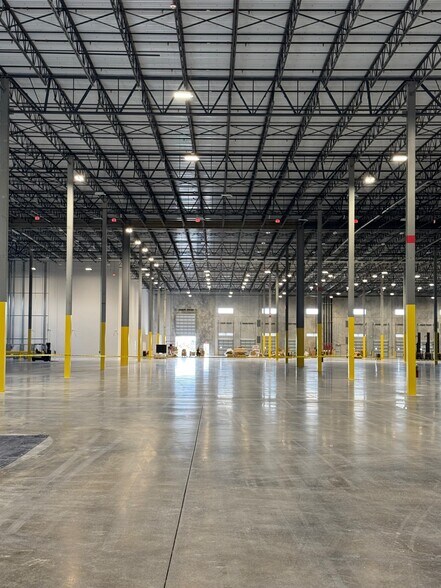More Photos Of 21301 NW 47th Ave, Miami Gardens Warehouse For Lease