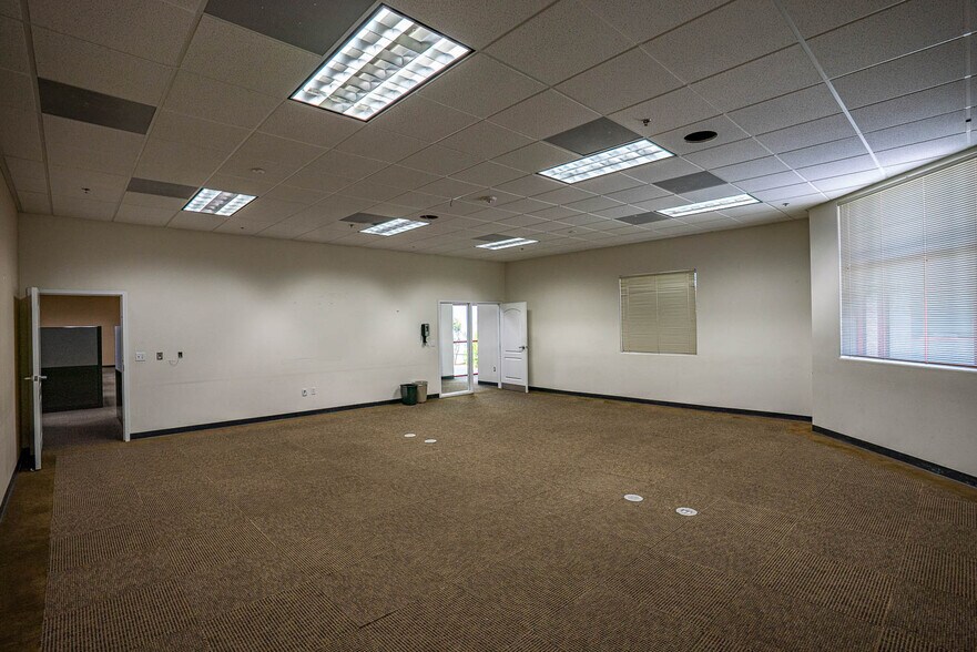 More Photos Of 314-320 E Avenue K6, Lancaster Industrial For Lease