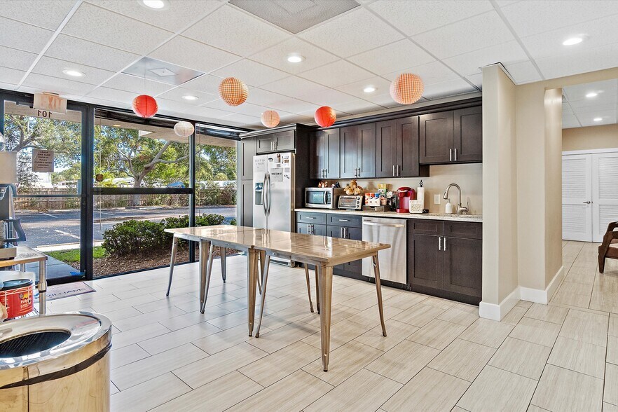 More Photos Of 5666 Seminole Blvd, Seminole Office For Lease