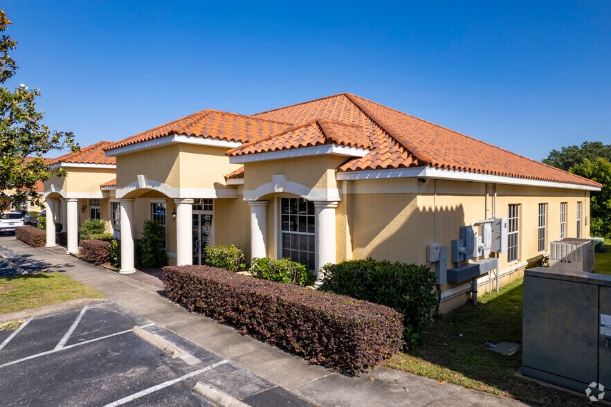 Primary Photo Of 1070-1072 E Brandon Blvd, Brandon Medical For Lease