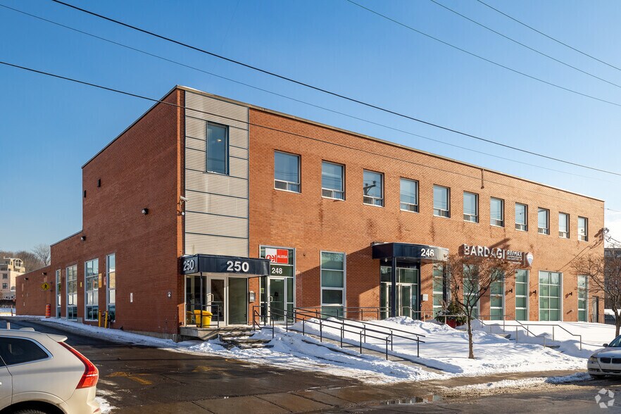 More Photos Of 265 Av Dunbar, Mont-Royal Office For Lease