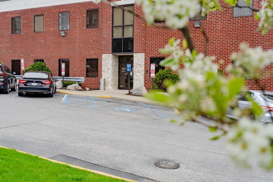 More Photos Of 117 Mary's Ave, Kingston Medical For Sale