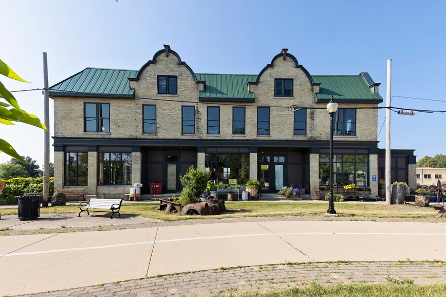 More Photos Of 200 W Milwaukee St, Jefferson Restaurant For Sale