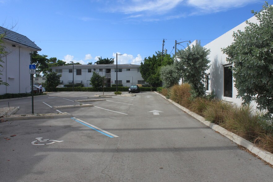 More Photos Of 2475 Hollywood Blvd, Hollywood Office For Lease