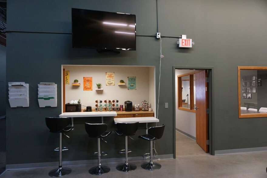 More Photos Of 6403-6443 Cecilia Cir, Edina Light Distribution For Lease