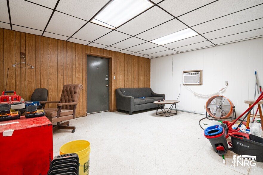 More Photos Of 1600 E New Jersey Ave, Midland Industrial For Sale