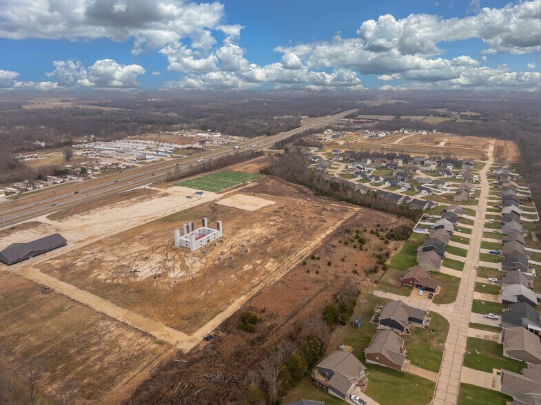 More Photos Of 1600 E Veterans Memorial Pky, Truesdale Flex For Sale