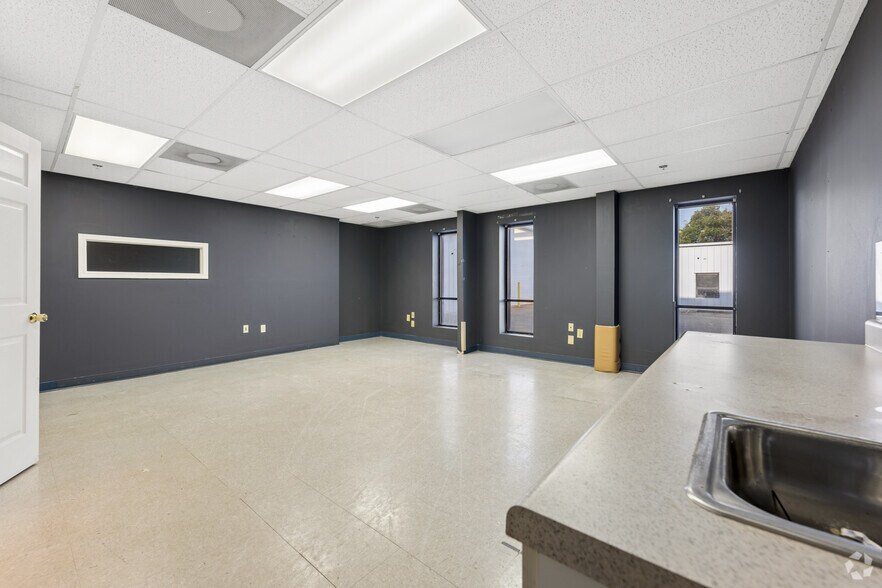More Photos Of 1445 Cleveland Ave, East Point Showroom For Sale