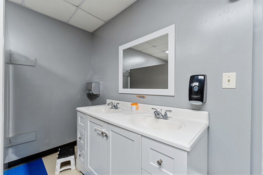 More Photos Of 591 Merritts Creek Rd, Huntington Sports And Entertainment For Sale