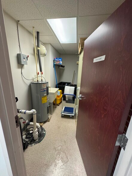 More Photos Of 182 Industrial Rd, Glen Rock Office For Lease