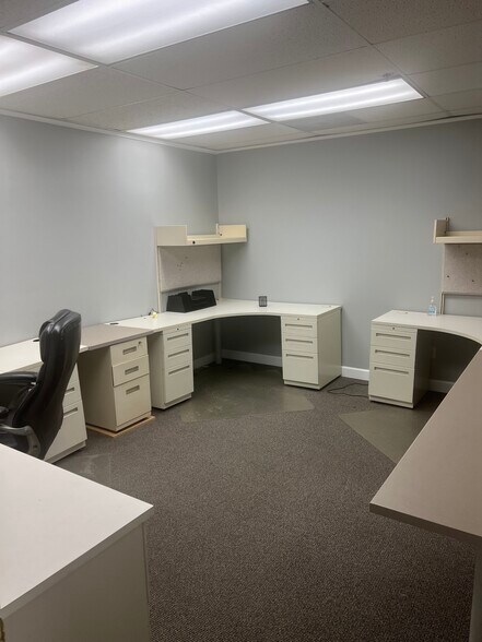 More Photos Of 1355 Wilhelm Rd, Mundelein Warehouse For Lease