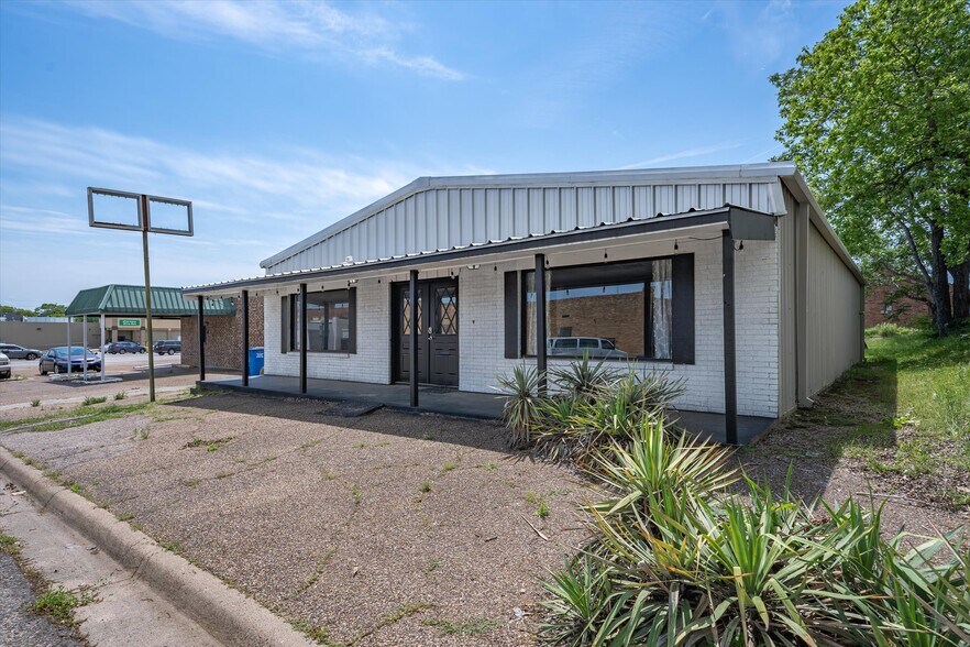 More Photos Of 203 N Spring St, Grand Saline Office For Sale