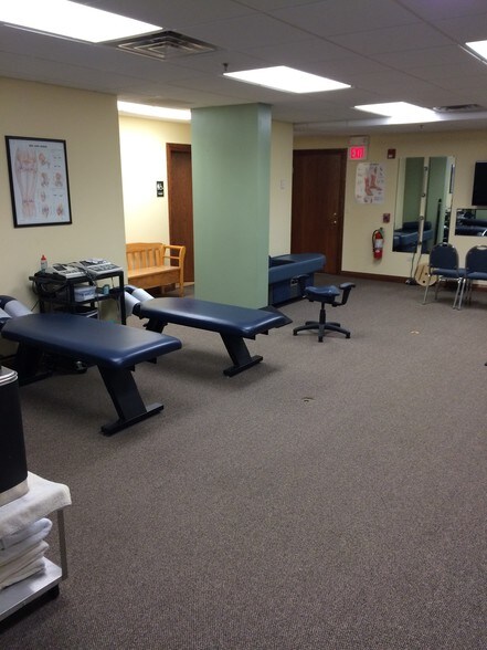 More Photos Of 1601 E Main St, St Charles Office For Lease