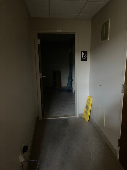 More Photos Of 100 Commerce Dr, Freehold Manufacturing For Lease