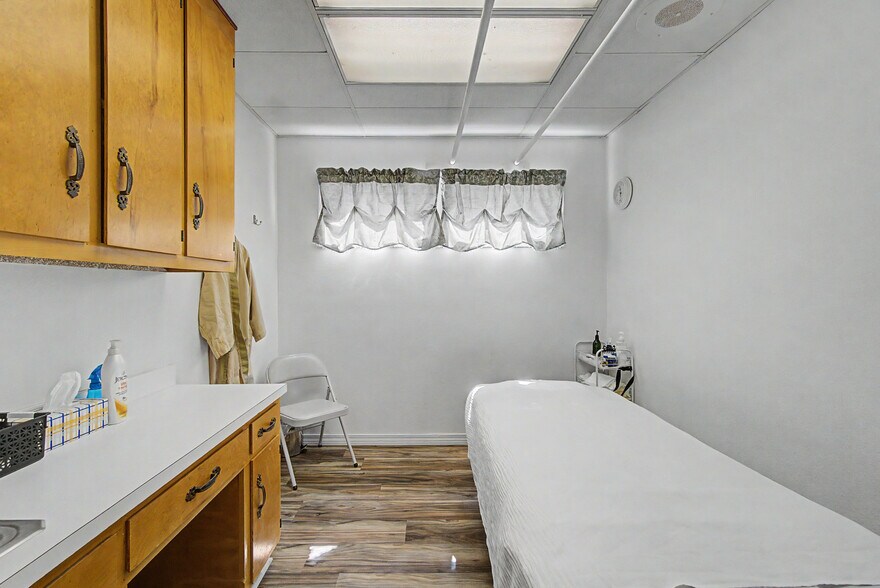 More Photos Of 71 Midtown Park W, Mobile Medical For Sale