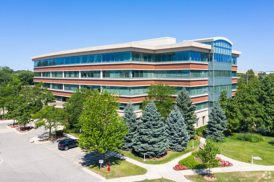 More Photos Of 475-485 Half Day Rd, Lincolnshire Unknown For Lease