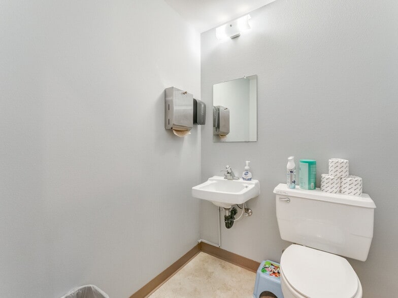 More Photos Of 1215 NE Baker St, Mcminnville Office For Sale