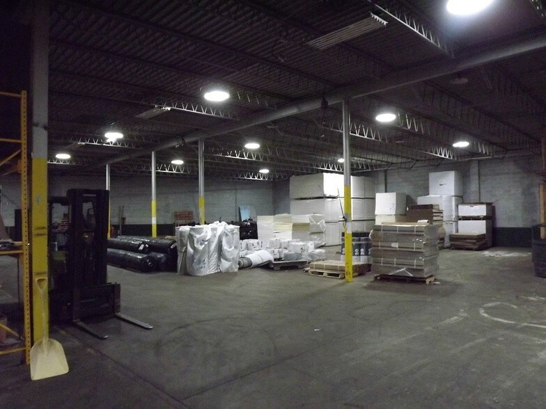 More Photos Of 2101 W Purdue St, Milwaukee Light Manufacturing For Lease