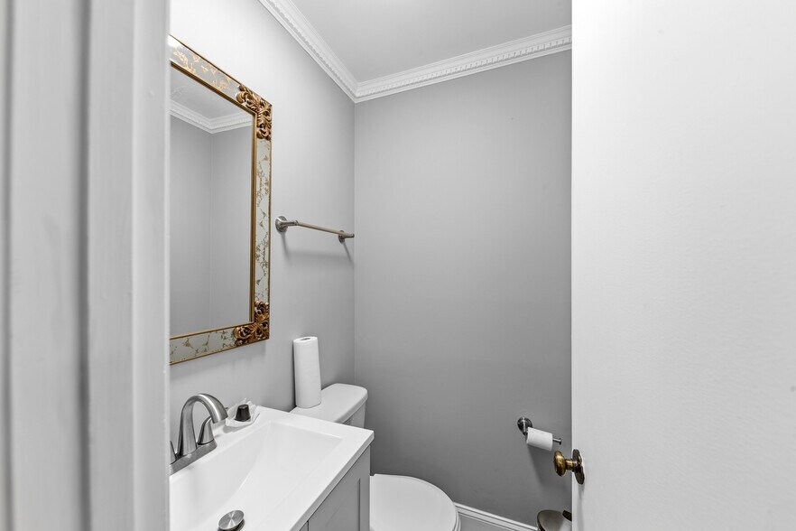 More Photos Of 308 W College St, Pulaski Flex For Sale