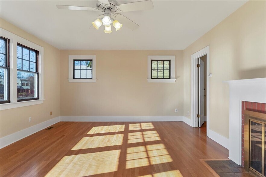 More Photos Of 1607 State St, Salem Office For Sale