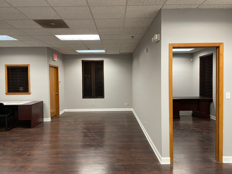More Photos Of 1881 Commerce Dr, Elk Grove Village Office For Lease