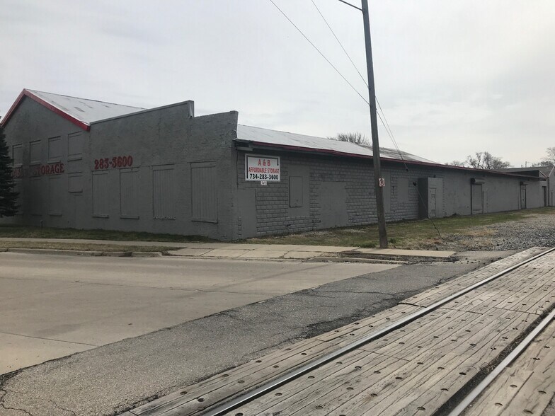 More Photos Of 341 Goddard Rd, Wyandotte Self Storage For Sale