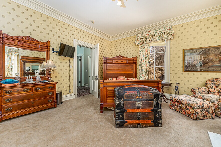 More Photos Of 399 Sinsinawa Ave, East Dubuque Specialty For Sale