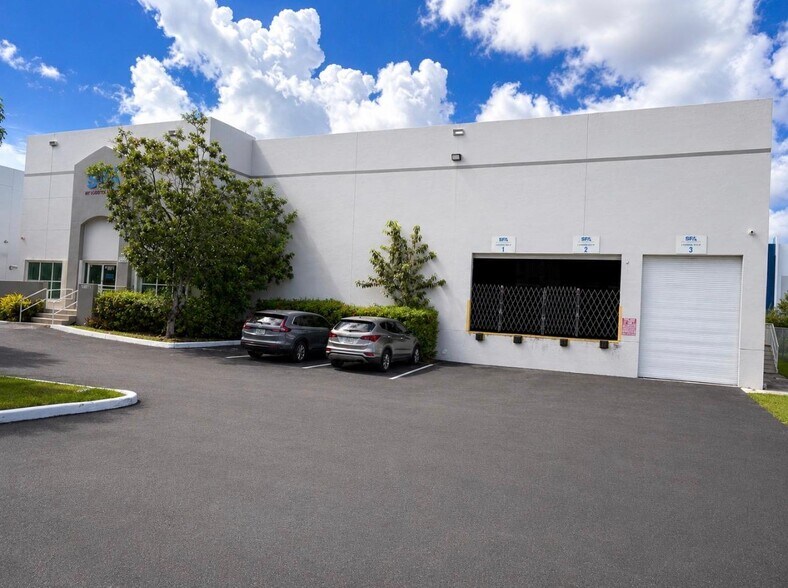 More Photos Of 10871 NW 33rd St, Miami Warehouse For Lease