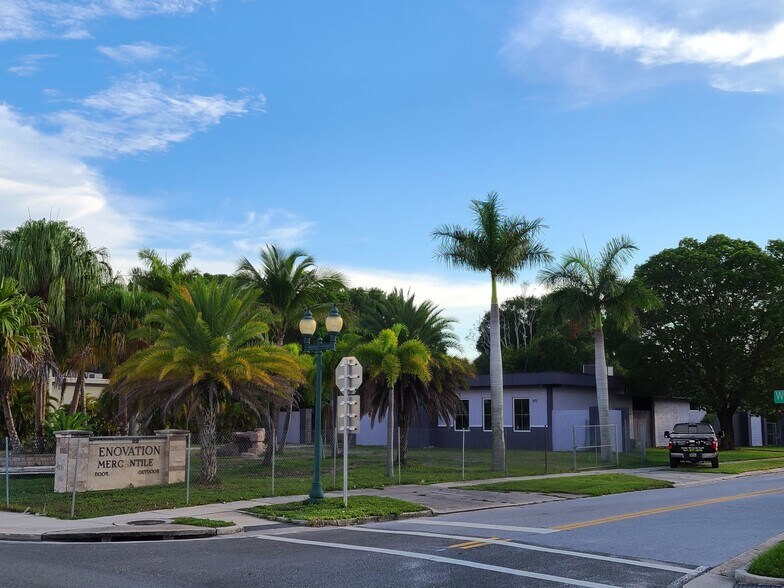 More Photos Of 575 N Washington Blvd, Sarasota Freestanding For Sale
