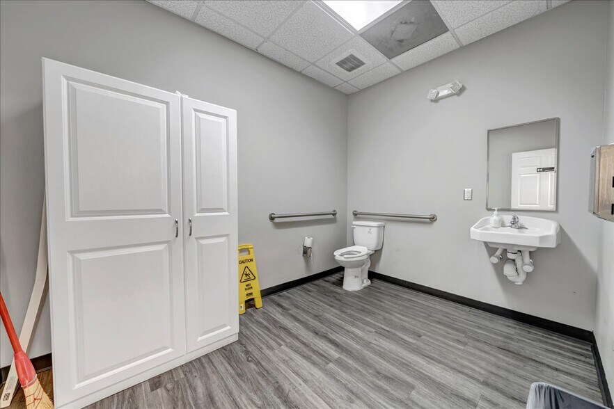 More Photos Of 3801 Northside Dr, Macon-Bibb Medical For Sale