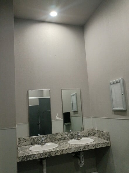 More Photos Of 712 Fulton St, Fresno Storefront For Lease