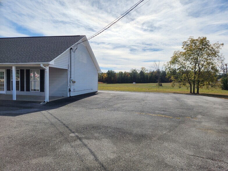 More Photos Of 700 W Grand Ave, Rainbow City General Retail For Lease