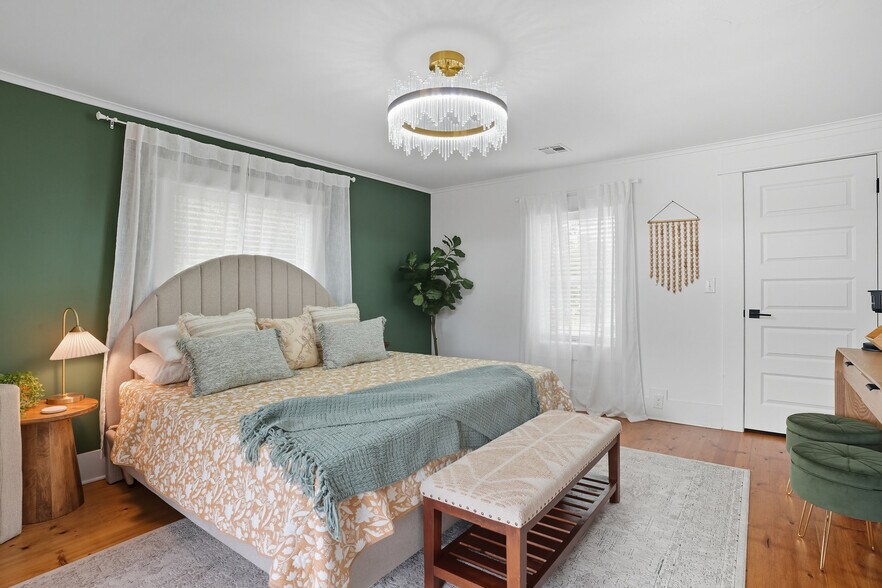 More Photos Of 924 S Main St, Broken Arrow Showroom For Sale