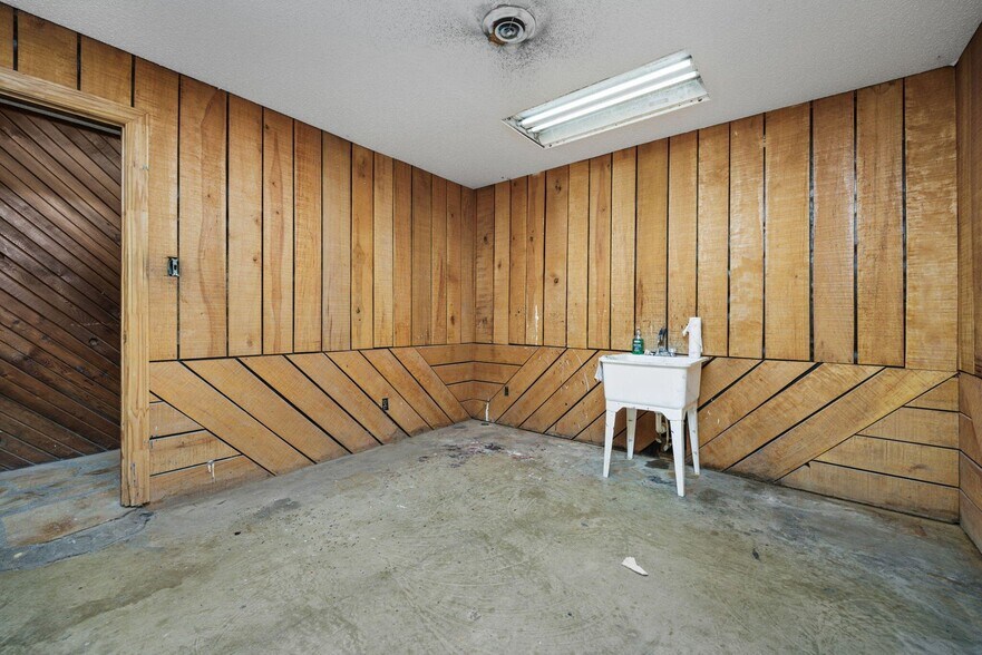More Photos Of 504 S Harper Rd, Corinth Showroom For Sale