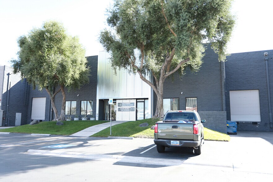 More Photos Of 4301 S Valley View Blvd, Las Vegas Warehouse For Lease