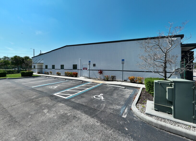 More Photos Of 3843 Ironbridge Blvd, Fort Myers Distribution For Lease