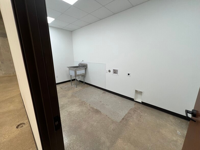 More Photos Of 10939 Shady Trl, Dallas Distribution For Lease