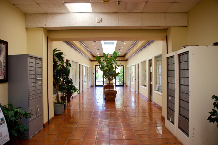 More Photos Of 1700 N Dixie Hwy, Boca Raton Office For Lease