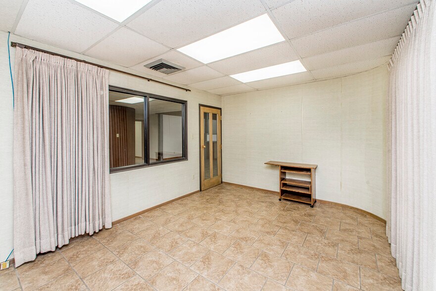 More Photos Of 724 Avenue F, Bogalusa Office For Sale