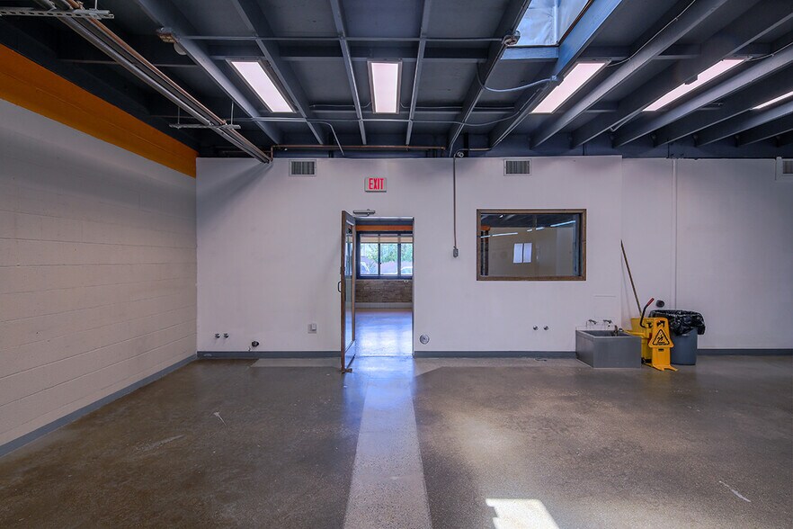 More Photos Of 227 W Maple Ave, Monrovia Manufacturing For Lease