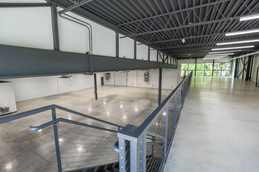 More Photos Of 16350 Northville Rd, Plymouth Showroom For Sale