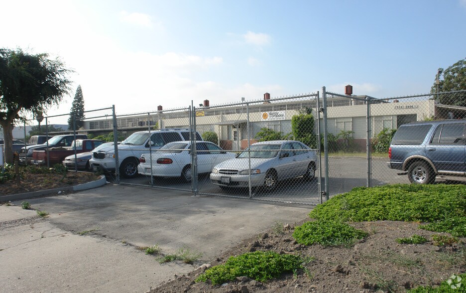 More Photos Of 2966 E Victoria St, Compton Warehouse For Lease